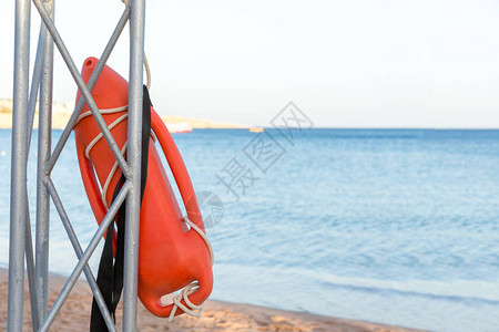 海滩救生救生员塔与海滩上的橙色浮标铁救援柱图片