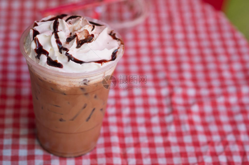 巧克力酱和生奶油搭配冰咖啡饮品图片