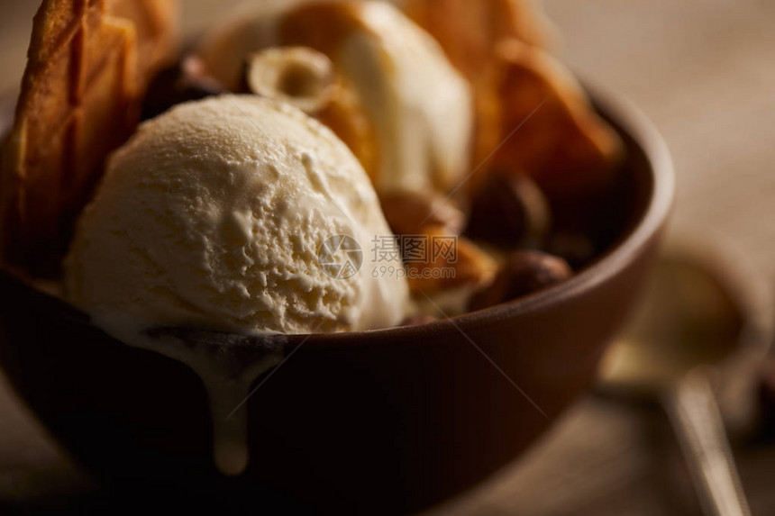 甜美的冰淇淋有选择地聚焦在碗里图片