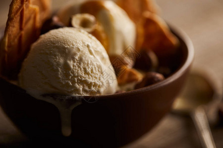 甜美的冰淇淋有选择地聚焦在碗里图片