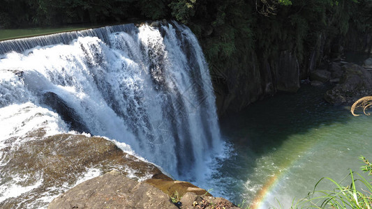 自然瀑布和热带绿林图片