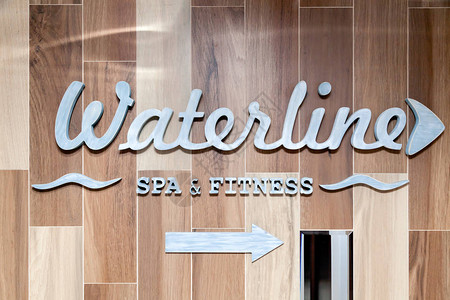 银色字母水线指针水疗中心酒店墙上的健身标志大堂五星级酒店水疗中心的概念标志背景图片