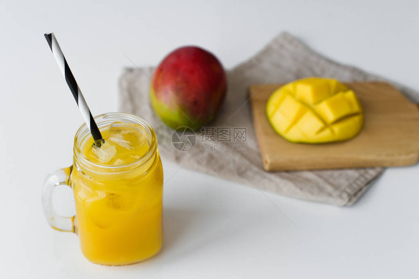 利普芒果半芒果和一杯芒果汁放图片