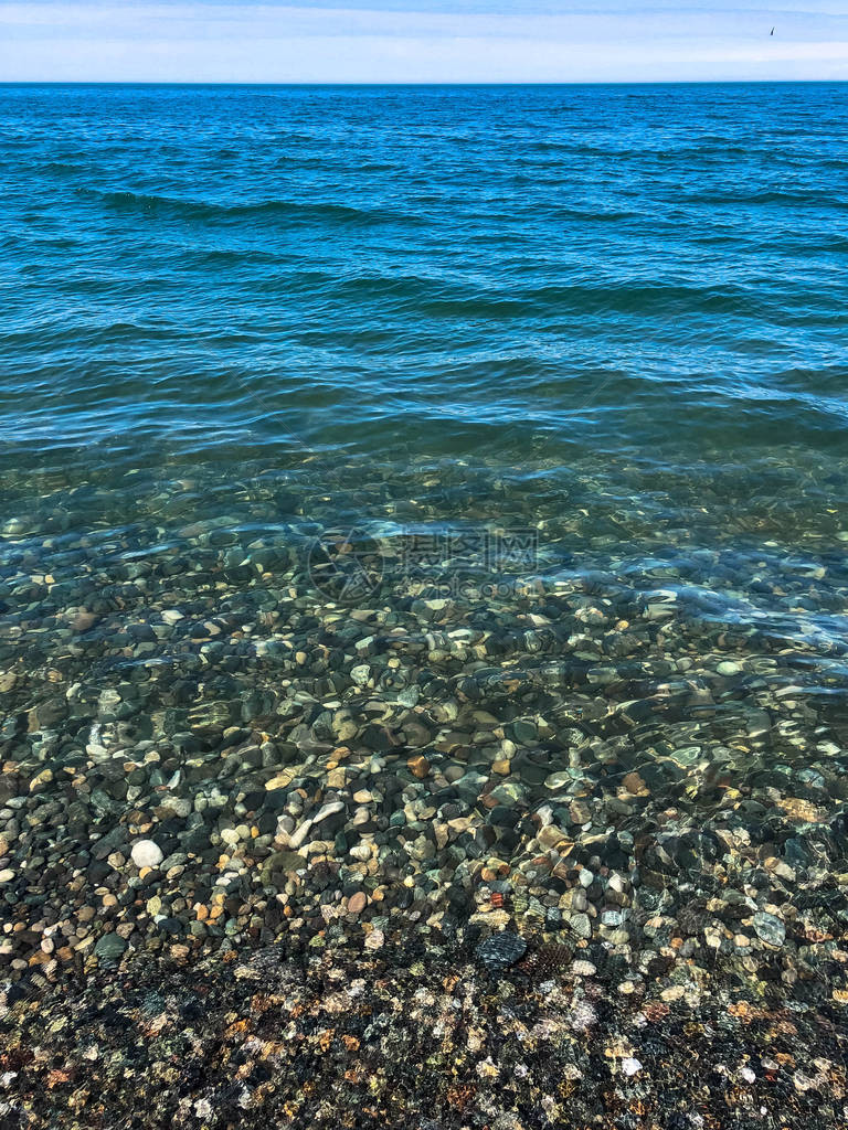 美丽的多色圆石在海河流湖泊池塘海洋和沸腾的水中图片