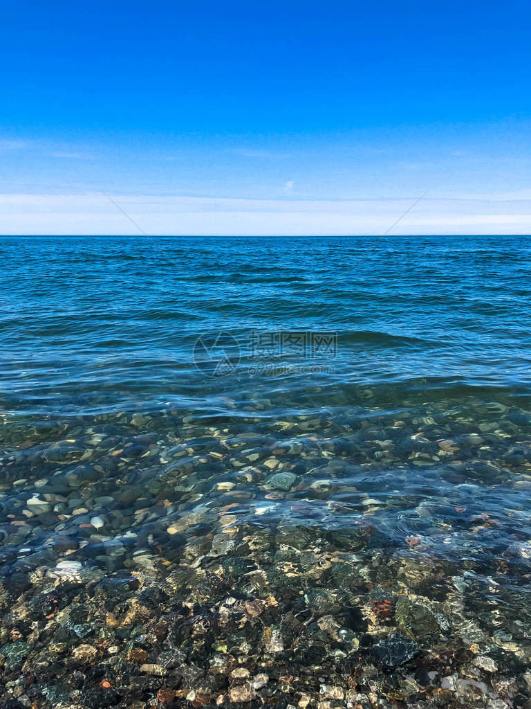 美丽的多色圆石在海河流湖泊池塘海洋和沸腾的水中图片