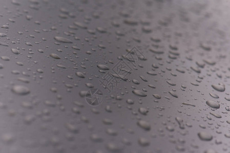 灰色金属表面上的雨滴图片