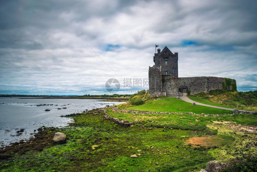 Dunguaire城堡位于爱尔兰金瓦拉附近的戈尔韦郡这是一座16世纪的塔楼图片
