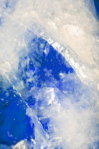 蓝色石英水晶的极端特写图片
