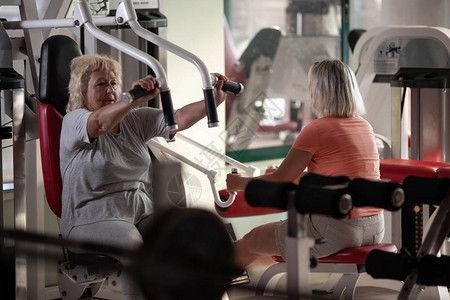 两名中年妇女在健身房使图片