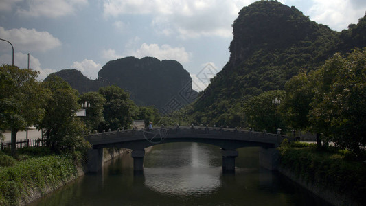 河流上一座桥的美丽景色和绿色圆图片