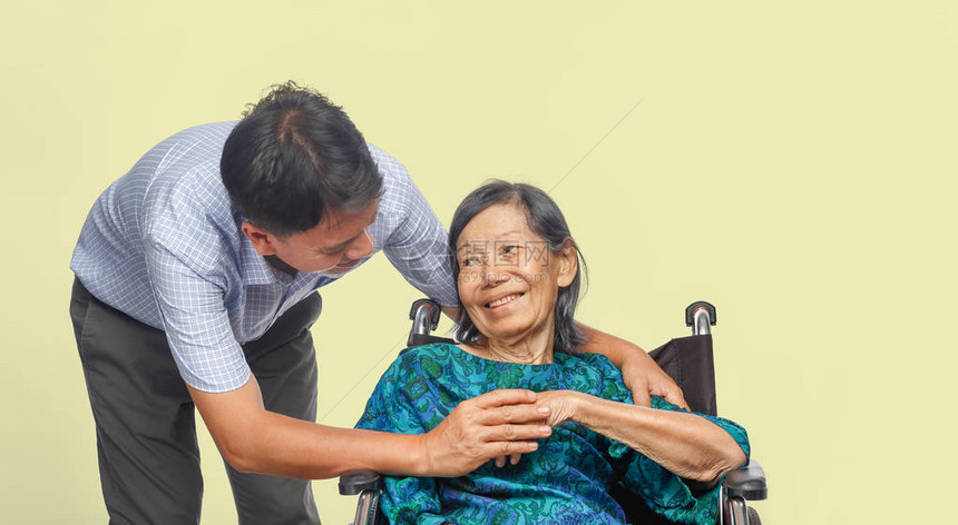 儿子在轮椅上照顾年迈的母亲图片