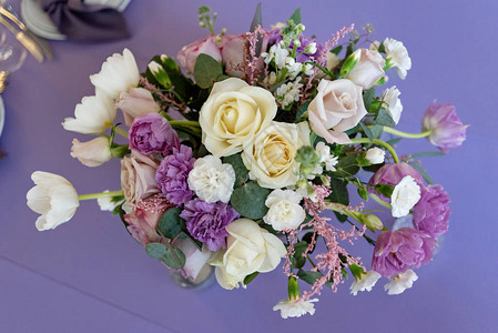 淡紫色背景上的婚礼花鲜花婚礼装饰图片