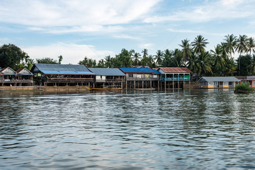 在老挝柬埔寨边界附近的DonDet和DonKhone之间的湄公河上纳卡松4图片