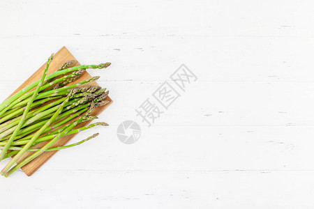 白色木制桌背景复制空间上新鲜绿色食草动物的顶层观赏模型最小房屋烹饪概念为博客或食谱作假背景图片