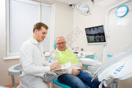 微笑的老人7075岁的牙医审查图片