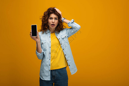 女人拿着带空白屏幕的智能手机在橙图片