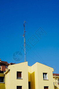 屋顶上的电视天线建筑物上的天线西图片