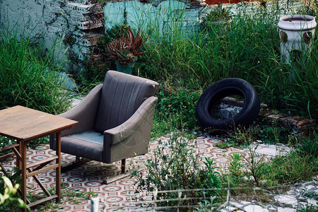 街上露台上的旧椅子毕尔巴鄂西班牙图片