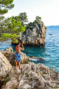 他拍摄了克罗地亚PuntaRata海滩的岩图片