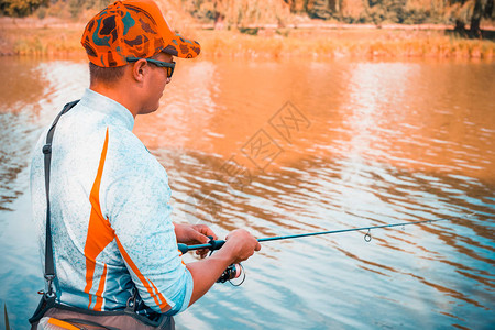 渔夫在河上钓鱼图片