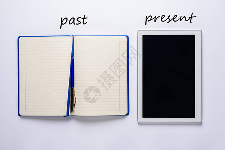 用笔和现代平板电脑打开纸记事本图片
