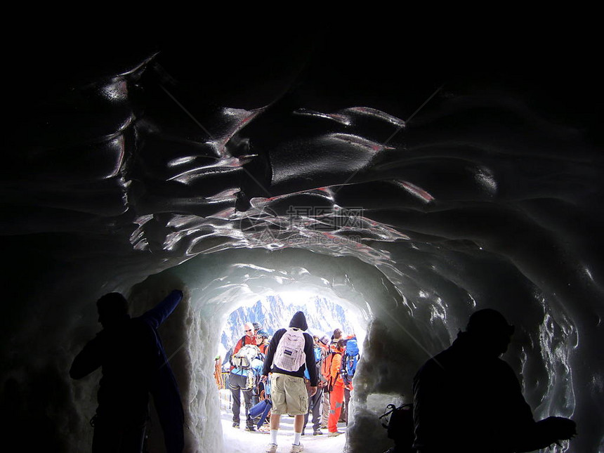 勃朗峰山脉上的冰隧道图片