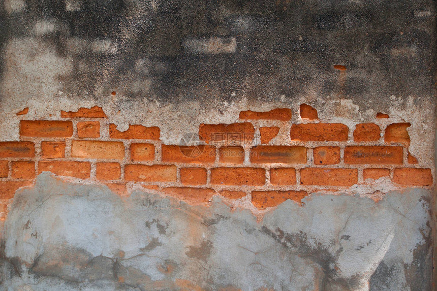 古老的旧红砖墙上的肮脏水泥裂缝古图片