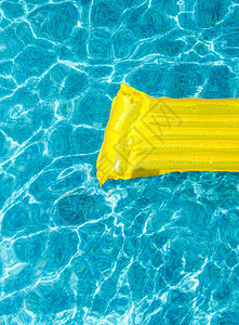 可充气的水活动床垫漂浮在水池中的水上概念乐趣潮湿背景图片