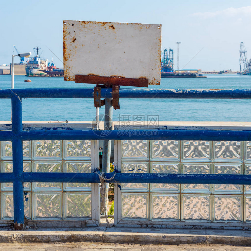 埃及赛义德港苏伊士运河的蓝色旧金属栅栏上附着白色黑图片