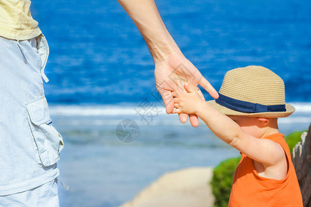 海洋背景父母和孩子的美丽图片