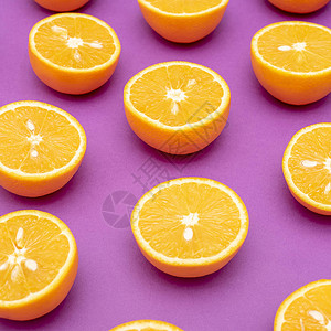 橙色多汁橙子在紫色背景图片