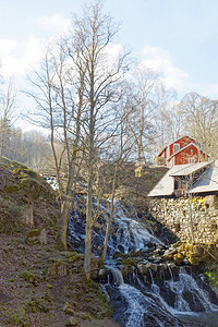 美丽的瀑布和一个老磨坊在瑞典村庄的图片