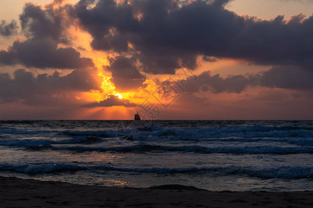 一艘孤船驶入大海朝着夕阳图片