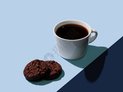 杯热黑咖啡和新鲜巧克力饼干彩图片
