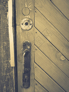 旧红门上的门把手和锁图片