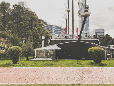 以城市中心公园的一艘旧帆船为形式图片