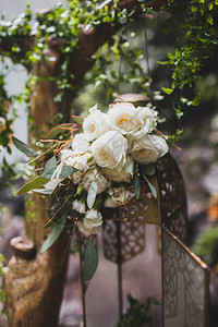 配有白玫瑰成品的结婚仪式装饰和长春花树枝上图片