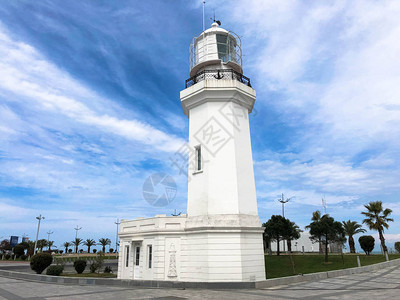 热带海边高大的白石灯塔温暖的夏日度假胜地图片