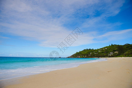 自然景观沙海和绿山塞舌尔岛热带图片