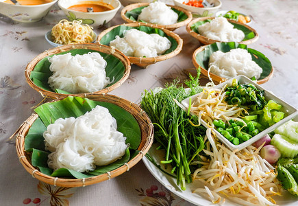 碗上加各种汤和新鲜蔬菜口味泰茶菜式食品图片