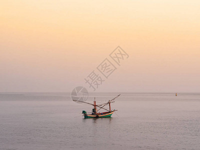 夏日的沙滩背景鱼船在海面上漂浮早晨图片