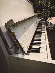 老倒塌的白色钢琴图片