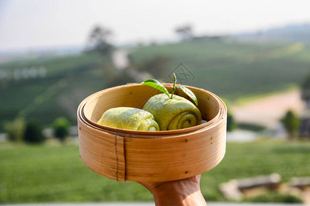 茶叶种植园背景的木篮上图片