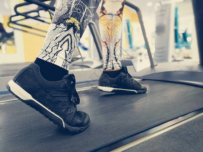 在跑步机上穿运动鞋的脚图片