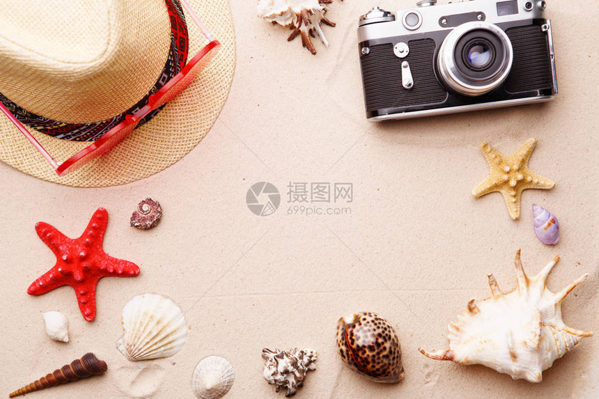 海滩配件太阳镜帽子和相机在沙子和贝壳和海星上夏季和海图片