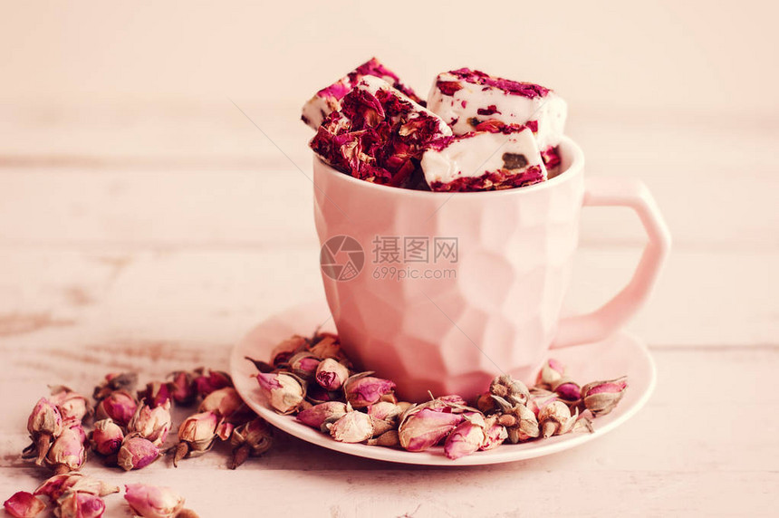 土耳其人以小咖啡杯和干玫瑰芽为喜悦图片
