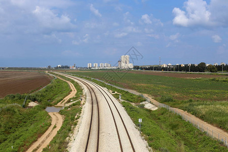 以色列国北部铺设的铁路背景图片