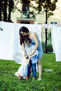 真正幸福的家庭在外面洗衣服孩图片