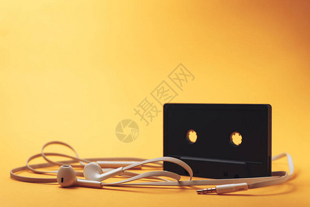 黑色经典磁带胶和橙色背景的白色耳机BlackScot图片