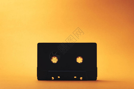 橙色背景上的黑色经典盒式磁带图片